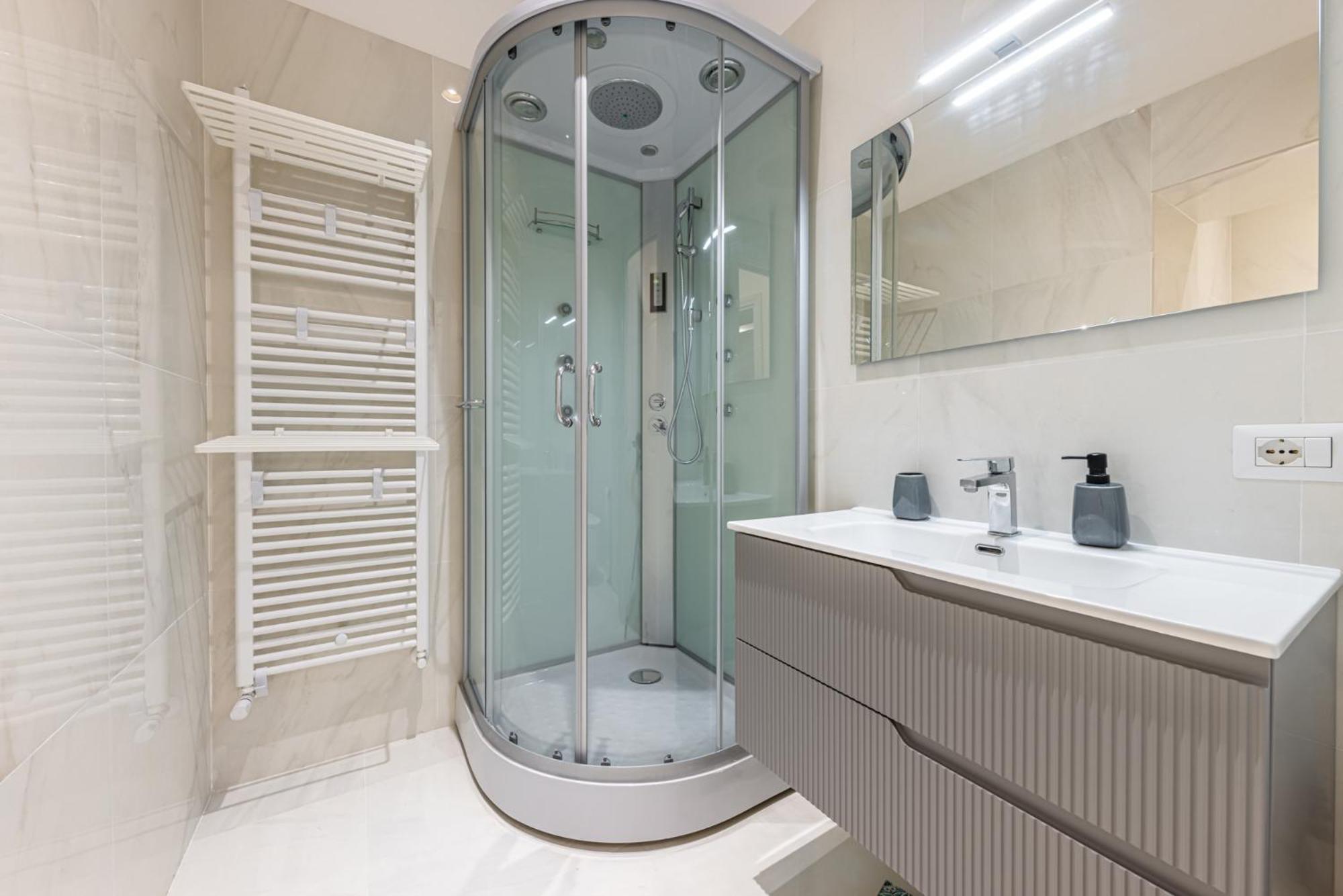 2 Bedroom - Chinatown *